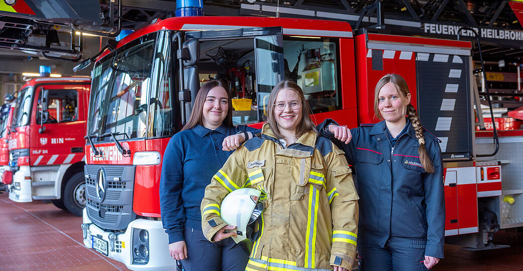 Chantal Meidel (Mitte) ist die erste Berufsfeuerwehrfrau in Heilbronn. Leonie Felleisen (links) und Julia Becker sind angestellt und Mitglieder der freiwilligen Feuerwehr Heilbronn. Foto: Mario Berger