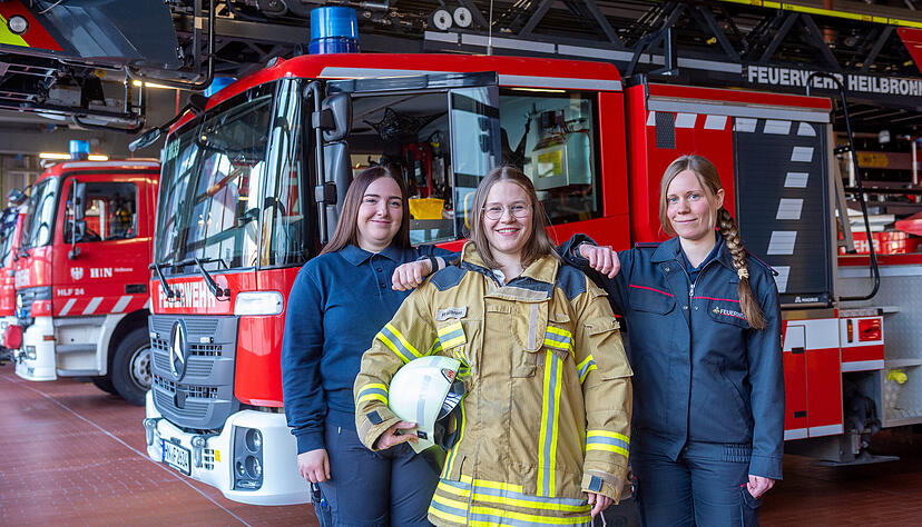 Chantal Meidel (Mitte) ist die erste Berufsfeuerwehrfrau in Heilbronn. Leonie Felleisen (links) und Julia Becker sind angestellt und Mitglieder der freiwilligen Feuerwehr Heilbronn. Foto: Mario Berger