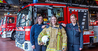 Chantal Meidel (Mitte) ist die erste Berufsfeuerwehrfrau in Heilbronn. Leonie Felleisen (links) und Julia Becker sind angestellt und Mitglieder der freiwilligen Feuerwehr Heilbronn. Foto: Mario Berger