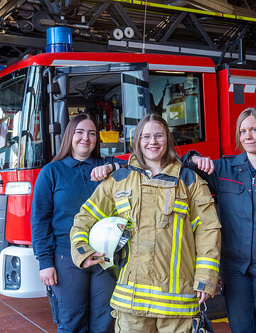 Chantal Meidel (Mitte) ist die erste Berufsfeuerwehrfrau in Heilbronn. Leonie Felleisen (links) und Julia Becker sind angestellt und Mitglieder der freiwilligen Feuerwehr Heilbronn. Foto: Mario Berger