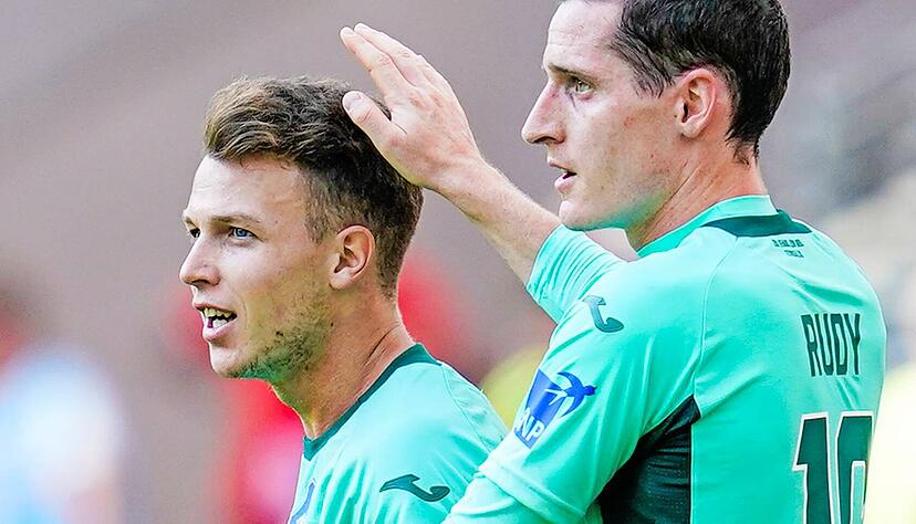 Der Weg ist wieder frei: Dennis Geiger (links) stand Anfang des Jahres im Schatten von Sebastian Rudy (rechts) − doch der hat Hoffenheim verlassen müssen.
Foto: dpa Der Weg ist wieder frei: Dennis Geiger (links) stand Anfang des Jahres im Schatten von Sebastian Rudy (rechts) − doch der hat Hoffenheim verlassen müssen.
Foto: dpa
