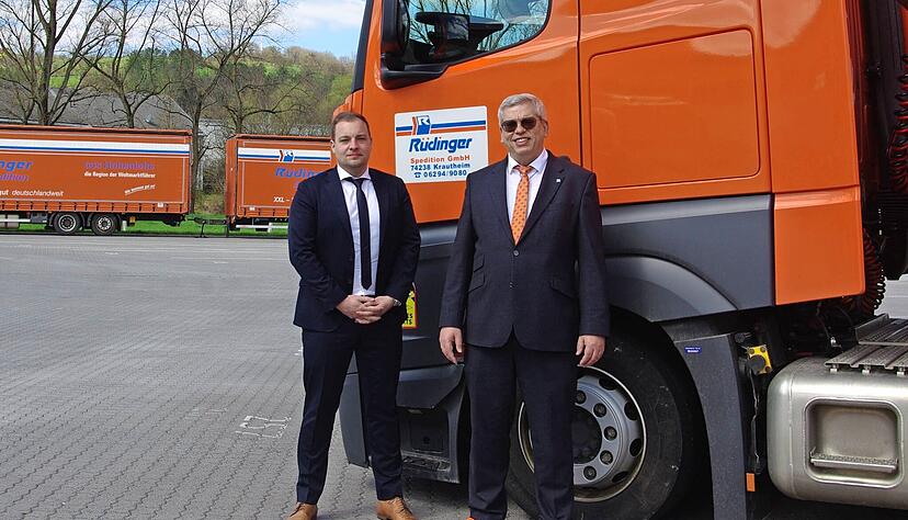 Die Gesch&auml;ftsleitung der Spedition R&uuml;dinger ist erweitert worden: Neu ist Dennis Kost (links) als zweiter Gesch&auml;ftsf&uuml;hrer neben dem gesch&auml;ftsf&uuml;hrenden Gesellschafter Roland R&uuml;dinger.