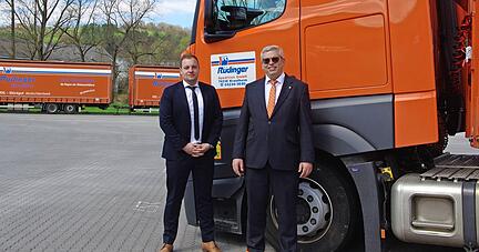 Die Geschäftsleitung der Spedition Rüdinger ist erweitert worden: Neu ist Dennis Kost (links) als zweiter Geschäftsführer neben dem geschäftsführenden Gesellschafter Roland Rüdinger.
Foto: Heiko Fritze Die Geschäftsleitung der Spedition Rüdinger ist erweitert worden: Neu ist Dennis Kost (links) als zweiter Geschäftsführer neben dem geschäftsführenden Gesellschafter Roland Rüdinger.
Foto: Heiko Fritze