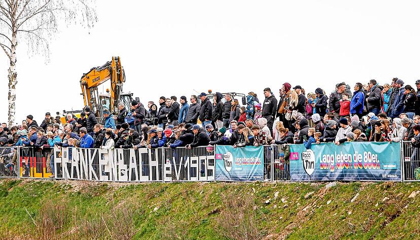 Wer am Pfauenhof einen der besten Pl&auml;tze in den vordersten Reihen ergattern wollte, musste am Sonntag bereits am fr&uuml;hen Vormittag vor Ort sein.