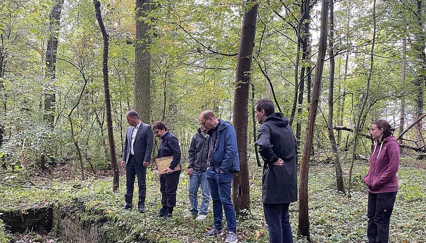 Attila Dézsi, wissenschaftlicher Mitarbeiter der Universität Tübingen, zeigt bei einer Begehung des Lagers die Überreste eines ehemaligen Raums für Werkstattaufgaben. Attila Dézsi, wissenschaftlicher Mitarbeiter der Universität Tübingen, zeigt bei einer Begehung des Lagers die Überreste eines ehemaligen Raums für Werkstattaufgaben.