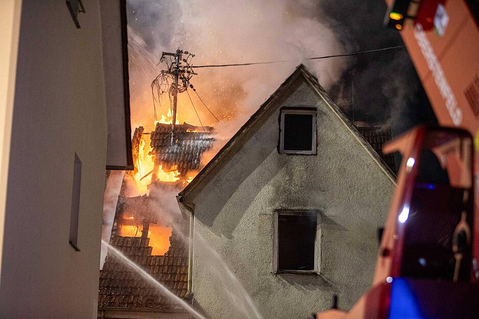 Die Feuerwehr verhinderte ein Übergreifen der Flammen auf angrenzende Gebäude.