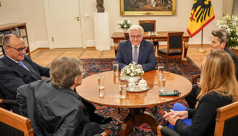 Im Schloss Bellevue hatten Fraktionsvorsitzende von Koalition und Union mit Bundespr&auml;sident Frank-Walter Steinmeier (Mitte) am Dienstag &uuml;ber den neuen Wahltermin im Februar diskutiert.