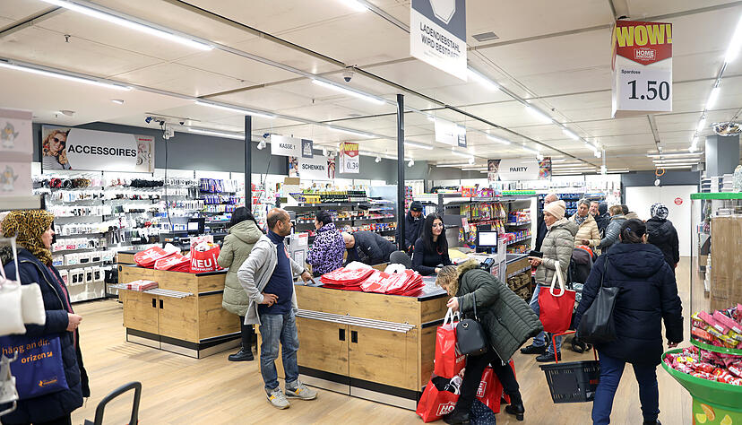 Der zweite Heilbronner Woolworth-Store hat am Donnerstagmorgen auf einer 1300 Quadratmeter großen Fläche im Wollhauszentrum eröffnet. Der zweite Heilbronner Woolworth-Store hat am Donnerstagmorgen auf einer 1300 Quadratmeter großen Fläche im Wollhauszentrum eröffnet.