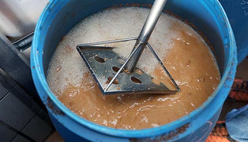 Vor dem Brennen steckt viel Arbeit: Nicht nur das B&uuml;cken nach dem Obst auf der Streuobstwiesen, auch das R&uuml;hren der Maische mit dem "Tresterhut" ist schwei&szlig;treibend.