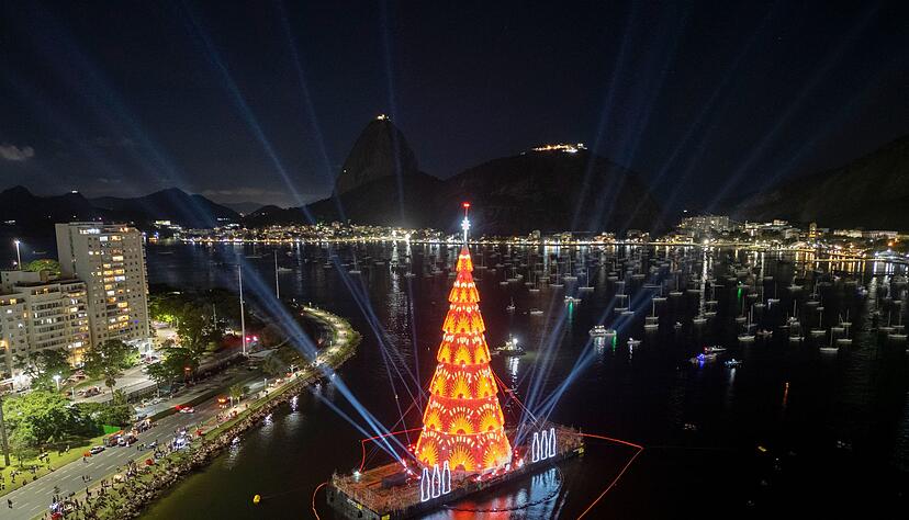 Der schwimmende Weihnachtsbaum am Strand von Botafogo in Rio de Janeiro: Die rund 80 Meter hohe, spektakulär beleuchtete Installation auf dem Wasser gilt als Comeback des berühmten «Flutuante». (Archivbild)