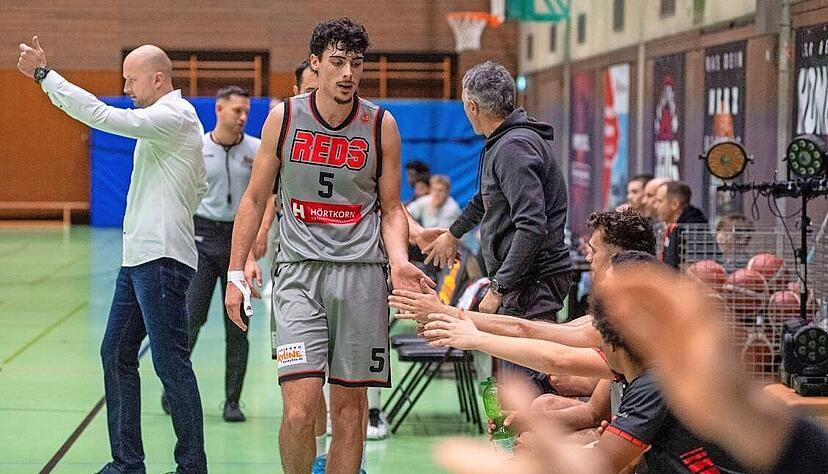 Tim Klein (Mitte) und Trainer Goran Mijic (links) hatten mit den Reds wie schon im Hinspiel auch ausw&auml;rts gegen den USC Heidelberg II das Nachsehen.