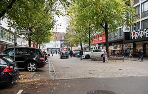 Unvorstellbar? Die Idee, die Lohtorstraße zur Fußgängerzone zu machen, ist umstritten. Vor allem Händler, Café-Betreiber und Wochenmarktbeschicker sehen den Plan kritisch.
Foto: Christiana Kunz Unvorstellbar? Die Idee, die Lohtorstraße zur Fußgängerzone zu machen, ist umstritten. Vor allem Händler, Café-Betreiber und Wochenmarktbeschicker sehen den Plan kritisch.
Foto: Christiana Kunz