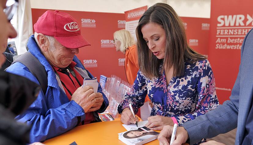 Harald Zimmermann aus Nordheim trifft Stephanie Haiber. Ihren Vater hat der ehemalige Fahrer des Landrats vor vielen Jahren kennengelernt. Harald Zimmermann aus Nordheim trifft Stephanie Haiber. Ihren Vater hat der ehemalige Fahrer des Landrats vor vielen Jahren kennengelernt.