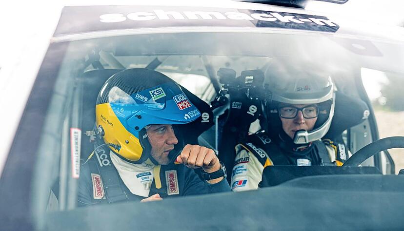 René Noller (rechts) erhielt von Julius Tannert, der in drei Saisons in der Rallye-Junioren-Weltmeisterschaft startete, viele Tipps für das Fahren auf Schotter.