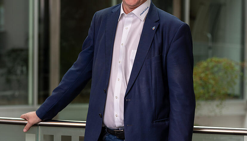 VR-Bank-Chef Eberhard Spies k&uuml;ndigt mittelfristig weitere Filialschlie&szlig;ungen an. Vor allem kleiner Standorte werden kaum noch genutzt.