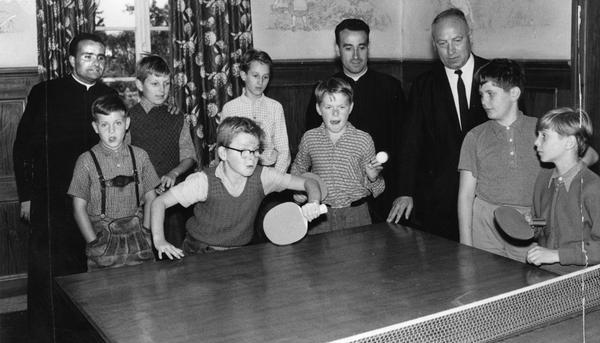 Zusammengestellt von Archiv und Dokumentation der Heilbronner Stimme 
Josef Baumgärtner (re), der Heilbronner Stadtpfarrer, besucht im August 1960 mit zwei Padres aus Spanien  die Haigern-Freizeit. Die Katholische Gesamtkirchengemeinde ist seit 1955 Träger. 1947 verbringen Kinder auf dem Haigern die erste Nachkriegsfreizeit, 1953 wird das Freizeitgelände geschlossen. Zusammengestellt von Archiv und Dokumentation der Heilbronner Stimme 
Josef Baumgärtner (re), der Heilbronner Stadtpfarrer, besucht im August 1960 mit zwei Padres aus Spanien  die Haigern-Freizeit. Die Katholische Gesamtkirchengemeinde ist seit 1955 Träger. 1947 verbringen Kinder auf dem Haigern die erste Nachkriegsfreizeit, 1953 wird das Freizeitgelände geschlossen.