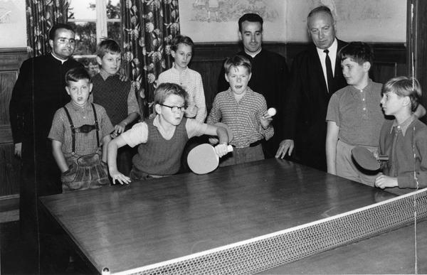 Zusammengestellt von Archiv und Dokumentation der Heilbronner Stimme 
Josef Baumgärtner (re), der Heilbronner Stadtpfarrer, besucht im August 1960 mit zwei Padres aus Spanien  die Haigern-Freizeit. Die Katholische Gesamtkirchengemeinde ist seit 1955 Träger. 1947 verbringen Kinder auf dem Haigern die erste Nachkriegsfreizeit, 1953 wird das Freizeitgelände geschlossen. Zusammengestellt von Archiv und Dokumentation der Heilbronner Stimme 
Josef Baumgärtner (re), der Heilbronner Stadtpfarrer, besucht im August 1960 mit zwei Padres aus Spanien  die Haigern-Freizeit. Die Katholische Gesamtkirchengemeinde ist seit 1955 Träger. 1947 verbringen Kinder auf dem Haigern die erste Nachkriegsfreizeit, 1953 wird das Freizeitgelände geschlossen.