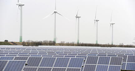 Die Energiegenossenschaften in der Region haben Hunderte Mitglieder. Sie betreiben Photovoltaik-Anlagen und sind an Windparks beteiligt. Foto: dpa