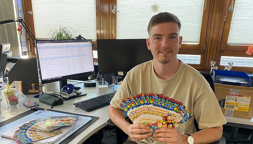 Marvin Marrone hat das Ferienprogramm der Stadt als Azubi-Projekt auf die Beine gestellt. Er hofft, dass noch mehr Teilnehmer sich anmelden.
Foto: Katharina Müller Marvin Marrone hat das Ferienprogramm der Stadt als Azubi-Projekt auf die Beine gestellt. Er hofft, dass noch mehr Teilnehmer sich anmelden.
Foto: Katharina Müller