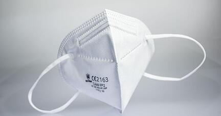 Eine FFP2-Maske liegt auf einem Leuchttisch.