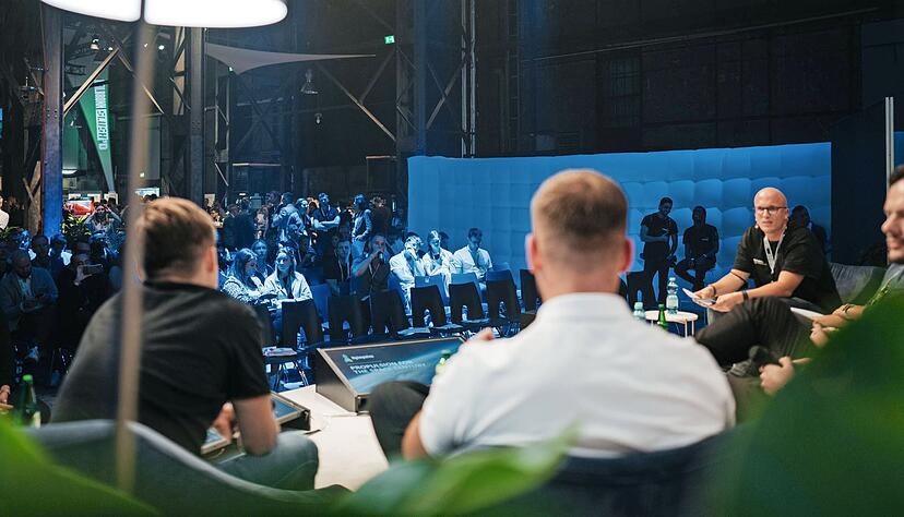 Die Slush'D in Heilbronn: Auf der B&uuml;hne und abseits hatten Gr&uuml;nder die Chance, ihre Ideen vorzustellen. Foto: Campus Founders