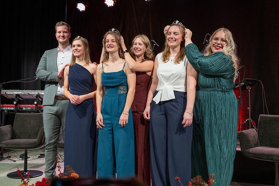 Krönung der neuen Württemberger Weinhoheiten durch ihre Vorgänger. (von links) Moritz Ocker, Manuela Breitmayer, Natalie Schäfter, Kim Weißflog, Anna Joos und  Ines Pfeiffer.