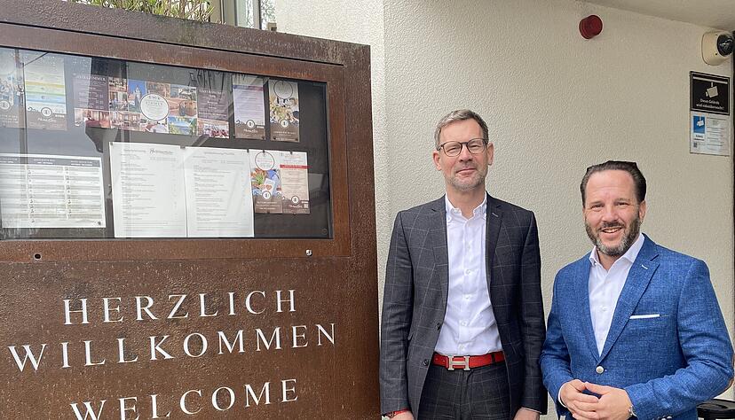 Gut vorbereitet auf den Knigge-Kurs im Hotel "Neues Tor: Gastronomieleiter Julian Knuth (links), der durch den Mittag führt, und Geschäftsführer Knut-Philip Möller Gut vorbereitet auf den Knigge-Kurs im Hotel "Neues Tor: Gastronomieleiter Julian Knuth (links), der durch den Mittag führt, und Geschäftsführer Knut-Philip Möller