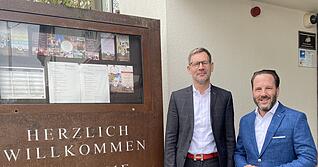 Gut vorbereitet auf den Knigge-Kurs im Hotel "Neues Tor: Gastronomieleiter Julian Knuth (links), der durch den Mittag f&uuml;hrt, und Gesch&auml;ftsf&uuml;hrer Knut-Philip M&ouml;ller