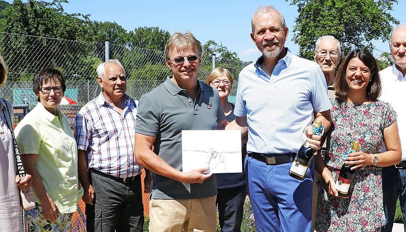 Klaus Schmidt (vorne links), Vorsitzender des TC Ingelfingen, zeichnete Trainer Oliver Heide (Vierter von rechts) für 30 Jahre Tennisschule aus.
Foto: Gesper Klaus Schmidt (vorne links), Vorsitzender des TC Ingelfingen, zeichnete Trainer Oliver Heide (Vierter von rechts) für 30 Jahre Tennisschule aus.
Foto: Gesper