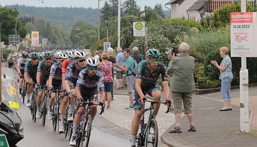 Zuschauer jubeln den Fahren bei der Deutschland-Tour 2023 zu.
