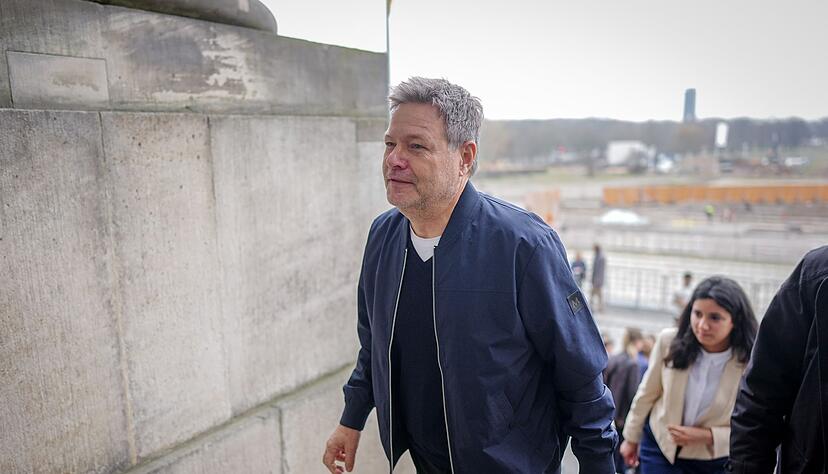 Bundeswirtschaftsminister Robert Habeck und Misbah Khan, Gr&uuml;nen-Abgeordnete aus Rheinland-Pfalz, gehen zur Sitzung ihrer Fraktion.
