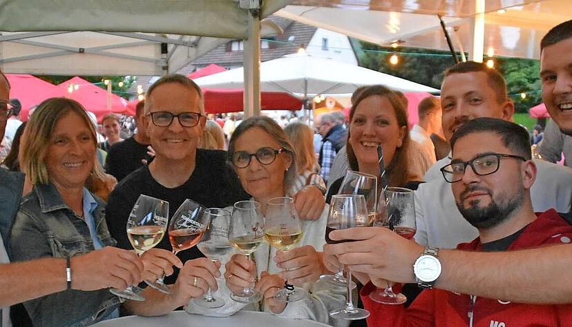 ,
Die G&auml;ste sto&szlig;en an mit Kochertaler Wein. Am sp&auml;teren Abend werden die B&auml;nke voll, nachdem der Regen p&uuml;nktlich zu Festbeginn aufgeh&ouml;rt hat. Deutlich mehr als 500 G&auml;ste sind es am Ende auf jeden Fall.