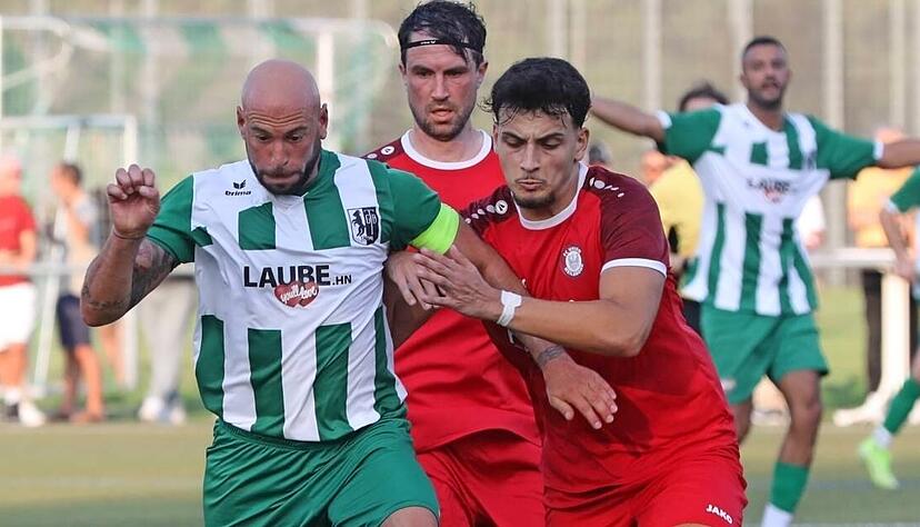 Umut Calik (links) und die TG B&ouml;ckingen waren zuletzt Dritter. Im Pokal-Derby unterlag Mirnis Salija und der FC Union Heilbronn 1:4