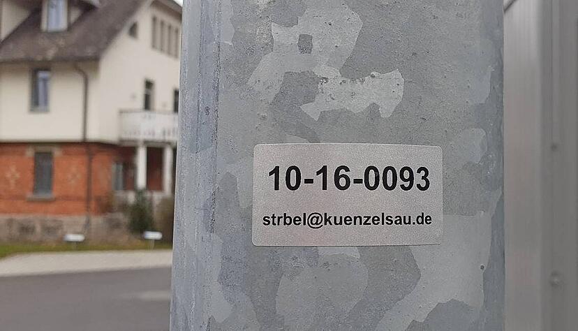 Wer eine defekte Stra&szlig;enlaterne bemerkt hat, kann diese &uuml;ber die E-Mail-Adresse am Mast unter Angabe der verzeichneten Laternen-Nummer melden.
Foto: privat
