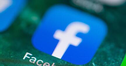Auf dem Bildschirm eines iPhones wird die App von Facebook angezeigt.