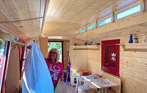 Anpassungsprobe für die Gardinen: Carmen Albrecht, Leiterin im Familienzentrum Ittlingen, hilft, den Bauwagen wohnlich einzurichten. Das Innere ist hell und freundlich gestaltet. Anpassungsprobe für die Gardinen: Carmen Albrecht, Leiterin im Familienzentrum Ittlingen, hilft, den Bauwagen wohnlich einzurichten. Das Innere ist hell und freundlich gestaltet.