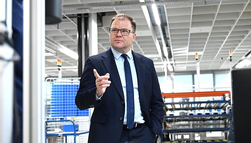 Bundesumweltminister Schneider hat die Verbraucher in Deutschland aufgefordert, beim Kauf von Smartphones auch gebrauchte Geräte in Erwägung zu ziehen. Bundesumweltminister Schneider hat die Verbraucher in Deutschland aufgefordert, beim Kauf von Smartphones auch gebrauchte Geräte in Erwägung zu ziehen.