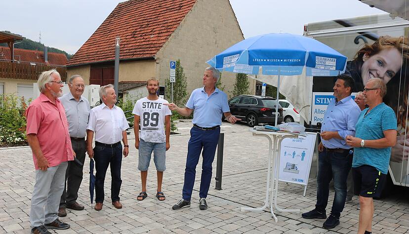 Gute Stimmung trotz bescheidenem Wetter: Stimme-Chefredakteur Uwe Ralf Heer f&uuml;hrte angeregte Gespr&auml;che mit zahlreichen B&uuml;rgern in der Mulfinger Ortsmitte.
Foto: Thomas Zimmermann
