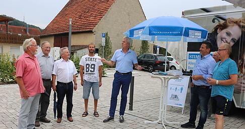 Gute Stimmung trotz bescheidenem Wetter: Stimme-Chefredakteur Uwe Ralf Heer f&uuml;hrte angeregte Gespr&auml;che mit zahlreichen B&uuml;rgern in der Mulfinger Ortsmitte.
Foto: Thomas Zimmermann
