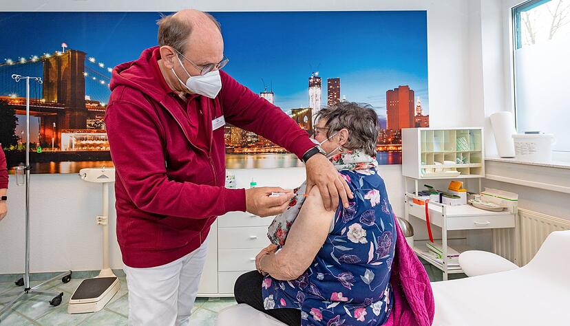 Die Impfstofflieferungen an Arztpraxen fallen teilweise mager aus. Dadurch wächst die Liste der Impfwilligen. Die lange Wartezeit verärgert viele Patienten. Foto: Archiv/ Berger Die Impfstofflieferungen an Arztpraxen fallen teilweise mager aus. Dadurch wächst die Liste der Impfwilligen. Die lange Wartezeit verärgert viele Patienten. Foto: Archiv/ Berger