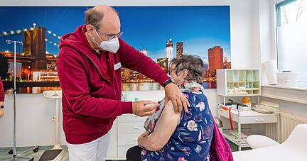Die Impfstofflieferungen an Arztpraxen fallen teilweise mager aus. Dadurch wächst die Liste der Impfwilligen. Die lange Wartezeit verärgert viele Patienten.
Foto: Archiv/ Berger Die Impfstofflieferungen an Arztpraxen fallen teilweise mager aus. Dadurch wächst die Liste der Impfwilligen. Die lange Wartezeit verärgert viele Patienten.
Foto: Archiv/ Berger