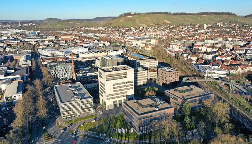 Der Heilbronner Bildungscampus (vorne) beheimatet neben den Hochschulen auch Forschungsinstitute und Akademien.
Foto: Matthias Bitsch Der Heilbronner Bildungscampus (vorne) beheimatet neben den Hochschulen auch Forschungsinstitute und Akademien.
Foto: Matthias Bitsch