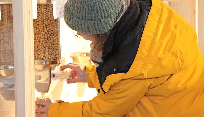 Silke Haag befüllt ein Glas mit Kichererbsen. Behälter für die Waren können selbst mitgebracht werden, sind aber auch vor Ort erhältlich. Silke Haag befüllt ein Glas mit Kichererbsen. Behälter für die Waren können selbst mitgebracht werden, sind aber auch vor Ort erhältlich.