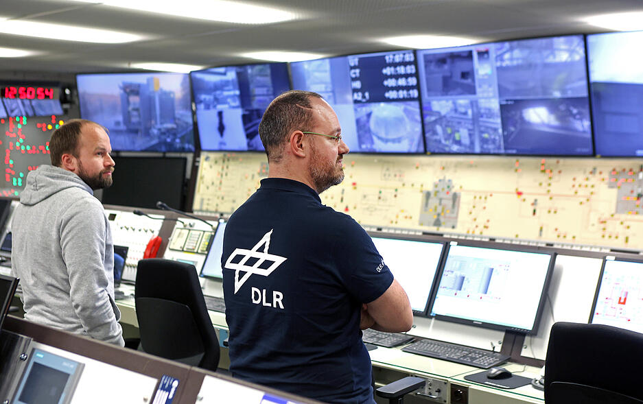 Ariane-6-Triebwerkstests in Lampoldshausen erfolgreich - Wann fliegt die neue Generation der europäischen Trägerrakete in den Weltraum? - Fotos vom Prüfstand 5.2. Maximilian Graser (rechts) und Frerk Steen Ariane-6-Triebwerkstests in Lampoldshausen erfolgreich - Wann fliegt die neue Generation der europäischen Trägerrakete in den Weltraum? - Fotos vom Prüfstand 5.2. Maximilian Graser (rechts) und Frerk Steen