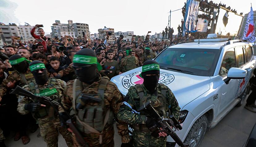 Kaum begann die Waffenruhe, tauchten im Gazastreifen wieder viele uniformierte Hamas-Kämpfer mit Waffen auf. Kaum begann die Waffenruhe, tauchten im Gazastreifen wieder viele uniformierte Hamas-Kämpfer mit Waffen auf.