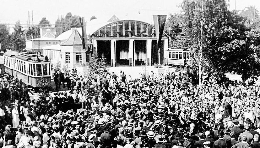 Zusammengestellt von Archiv und Dokumentation der Heilbronner Stimme, Bild 1-6 mit freundlicher Genehmigung des Stadtarchivs Heilbronn
Am 22. Juni 1928 feiern Neckargartacher B&uuml;rger ihre Stra&szlig;enbahn vor den Wagenhallen. Eine 3,8 km lange Strecke verbindet die Gemeinde mit benachbarten Oberamtsstadt Heilbronn.