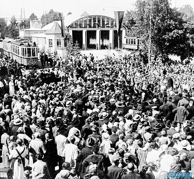 Zusammengestellt von Archiv und Dokumentation der Heilbronner Stimme, Bild 1-6 mit freundlicher Genehmigung des Stadtarchivs Heilbronn
Am 22. Juni 1928 feiern Neckargartacher B&uuml;rger ihre Stra&szlig;enbahn vor den Wagenhallen. Eine 3,8 km lange Strecke verbindet die Gemeinde mit benachbarten Oberamtsstadt Heilbronn.