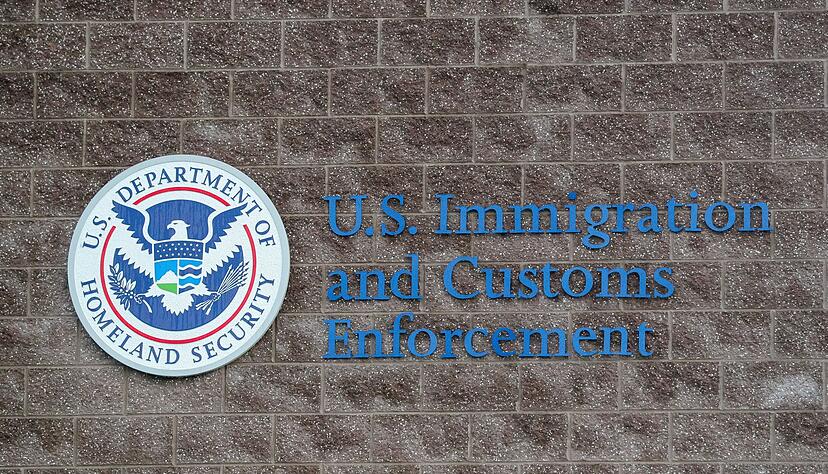 Die Einsätze der Einwanderungsbehörde ICE gegen Migranten sind in den USA schon länger umstritten. (Symbolbild) Die Einsätze der Einwanderungsbehörde ICE gegen Migranten sind in den USA schon länger umstritten. (Symbolbild)