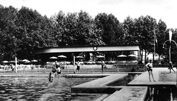 Zusammengestellt von Archiv und Dokumentation der Heilbronner Stimme - 
Das Freibad in der Heilbronner Neckarhalde wird 1934 feierlich eingeweiht. Ein Großteil der Kosten dafür wird mittels einer 1932 abgehaltenen Sammelaktion gedeckt, bei der 8.000 Reichsmark zusammenkommen. 3.000 Badelustige strömen bei der Einweihung ins Freibad, das noch ohne das 1935 neu erstellte Sportbecken auskommen muss.