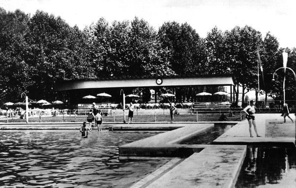 Zusammengestellt von Archiv und Dokumentation der Heilbronner Stimme - 
Das Freibad in der Heilbronner Neckarhalde wird 1934 feierlich eingeweiht. Ein Großteil der Kosten dafür wird mittels einer 1932 abgehaltenen Sammelaktion gedeckt, bei der 8.000 Reichsmark zusammenkommen. 3.000 Badelustige strömen bei der Einweihung ins Freibad, das noch ohne das 1935 neu erstellte Sportbecken auskommen muss.